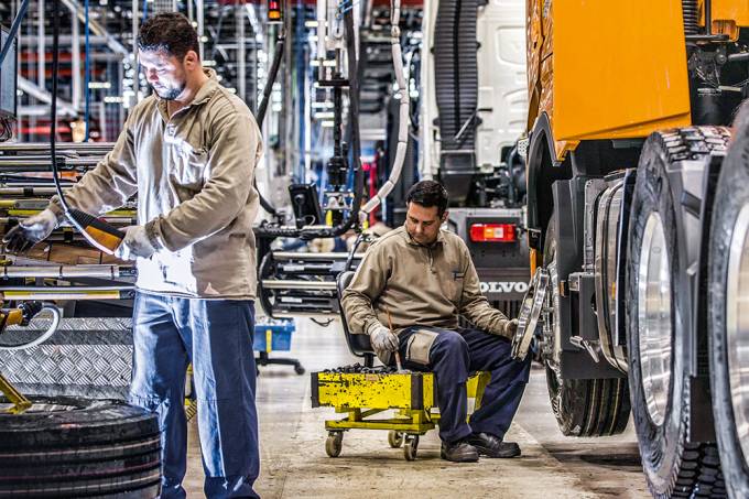 Fábrica da Volvo, em Curitiba (PR): empregados com problemas de desempenho recebem treinamentos especiais