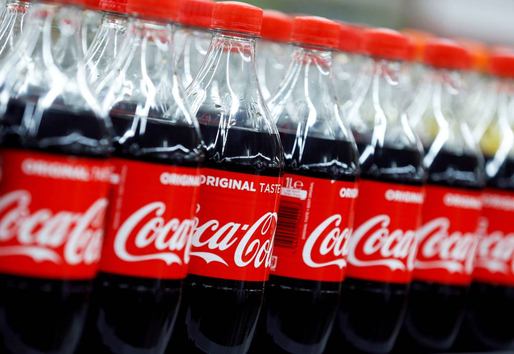 Coca-Cola abre 1.500 vagas temporárias. Veja salários na empresa