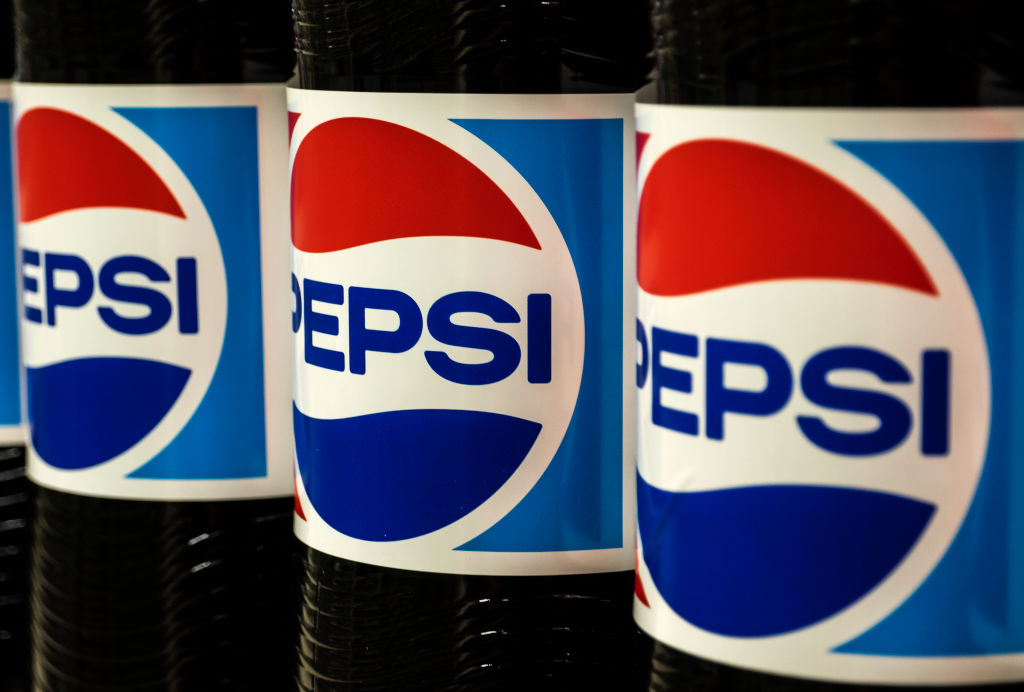 Imagem mostra os rótulos de garrafas de Pepsi