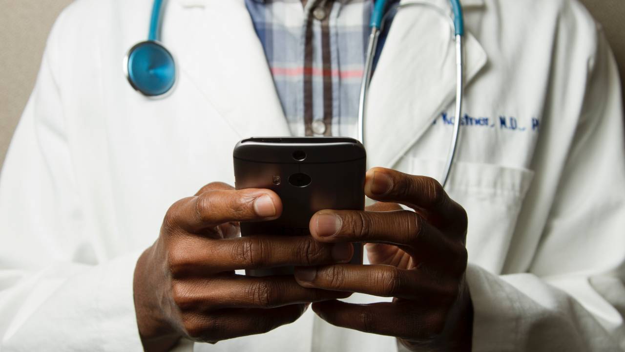 médico, smartphone