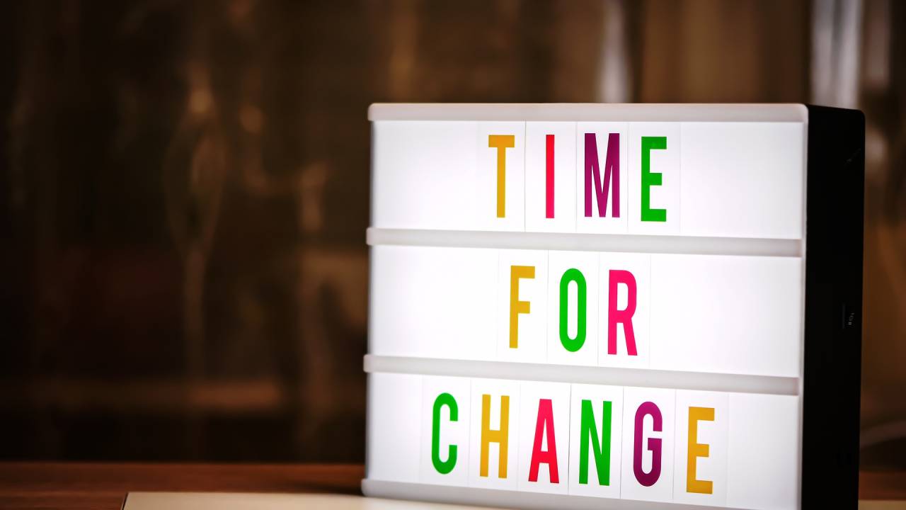 Placa com a inscrição "time for change"