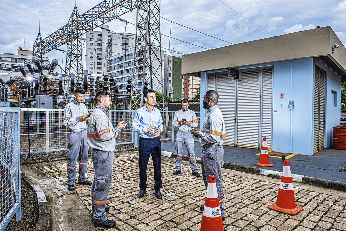 Foto de Rodrigo Ronzella, diretor de RH da CPFL e operadores da empresa