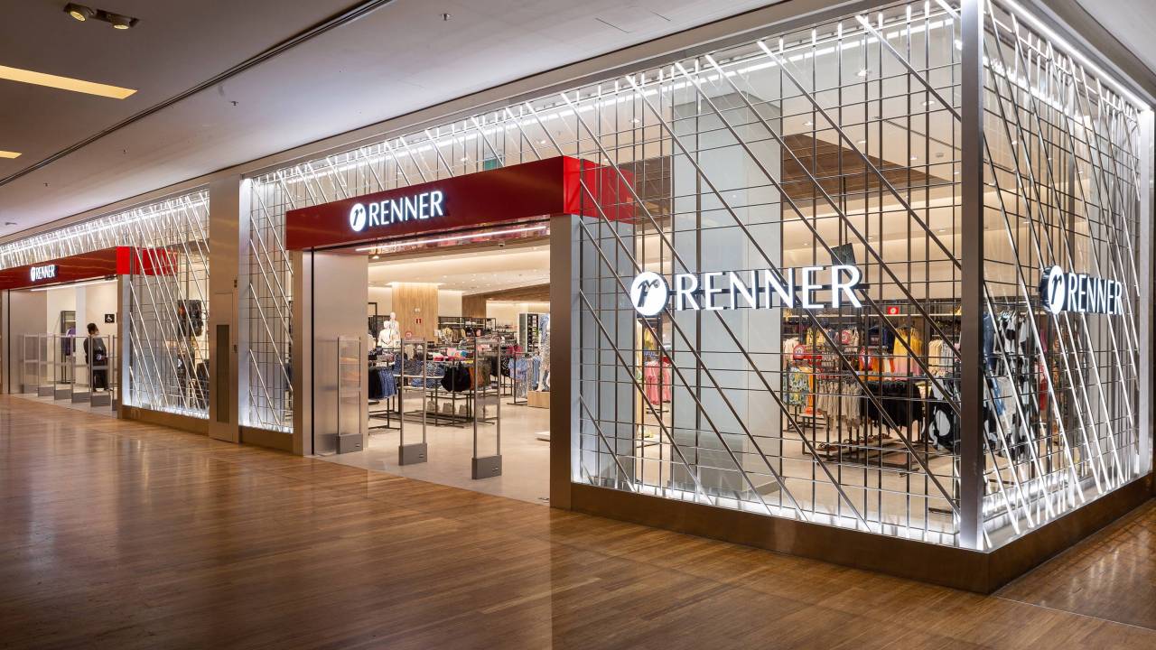 Imagem mostra uma loja de shopping da Loja Renner