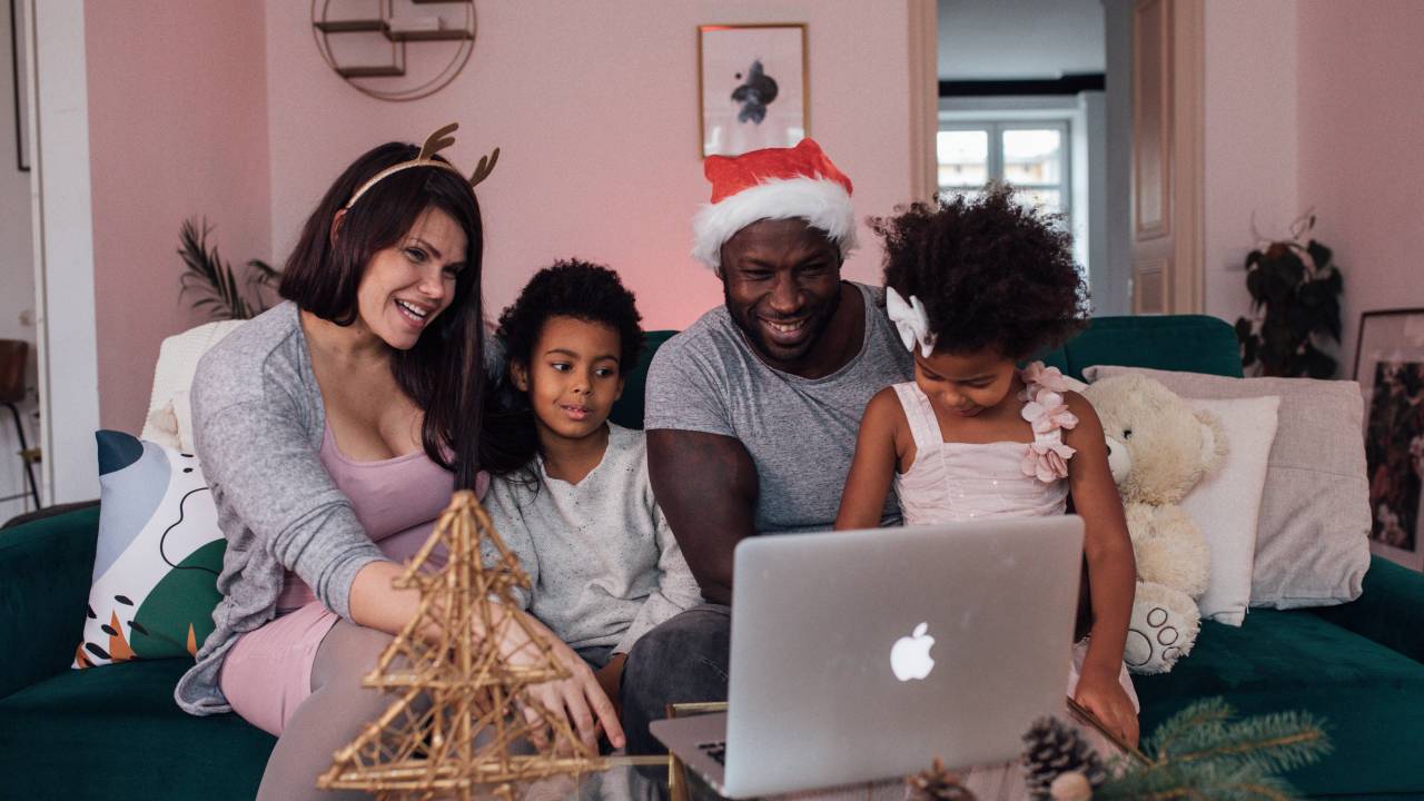 Família comemorando o Natal em videoconferência