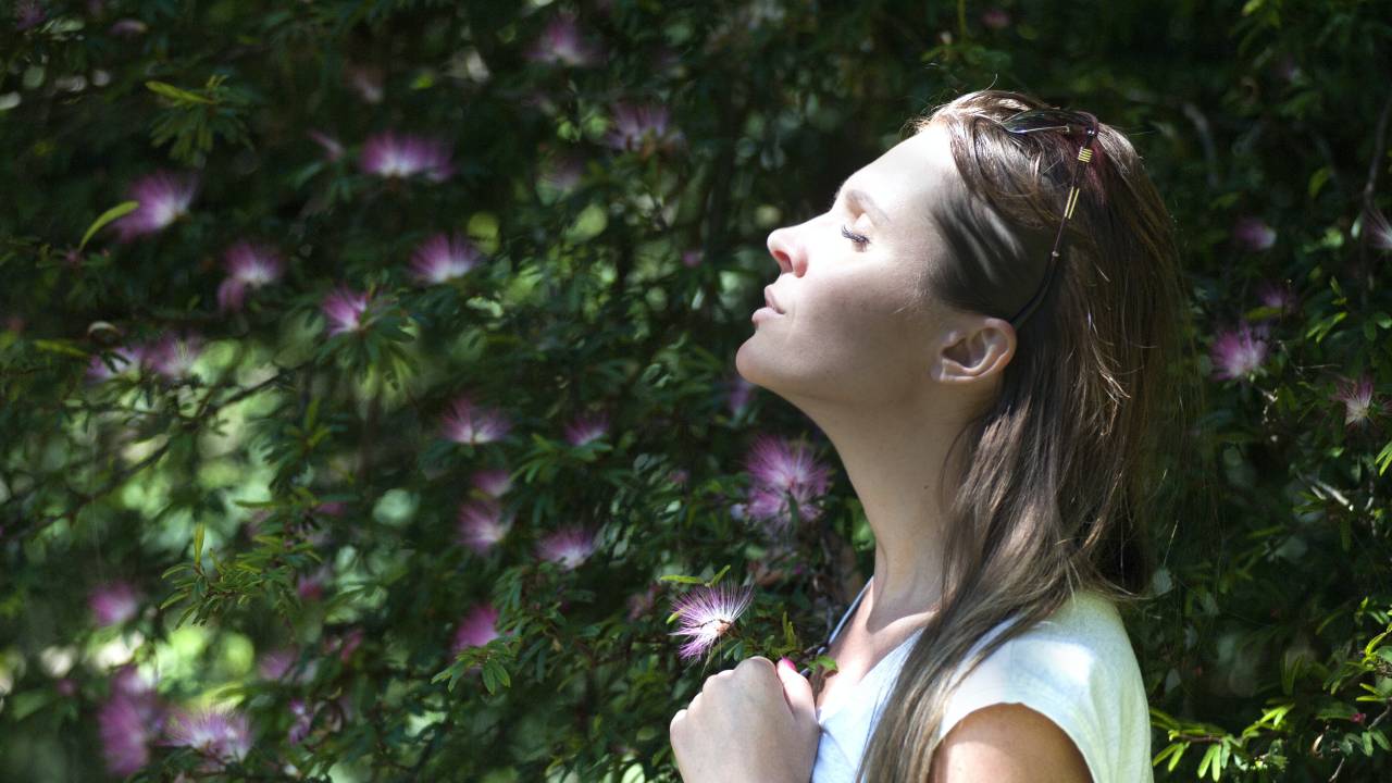 Mulher meditando no jardim