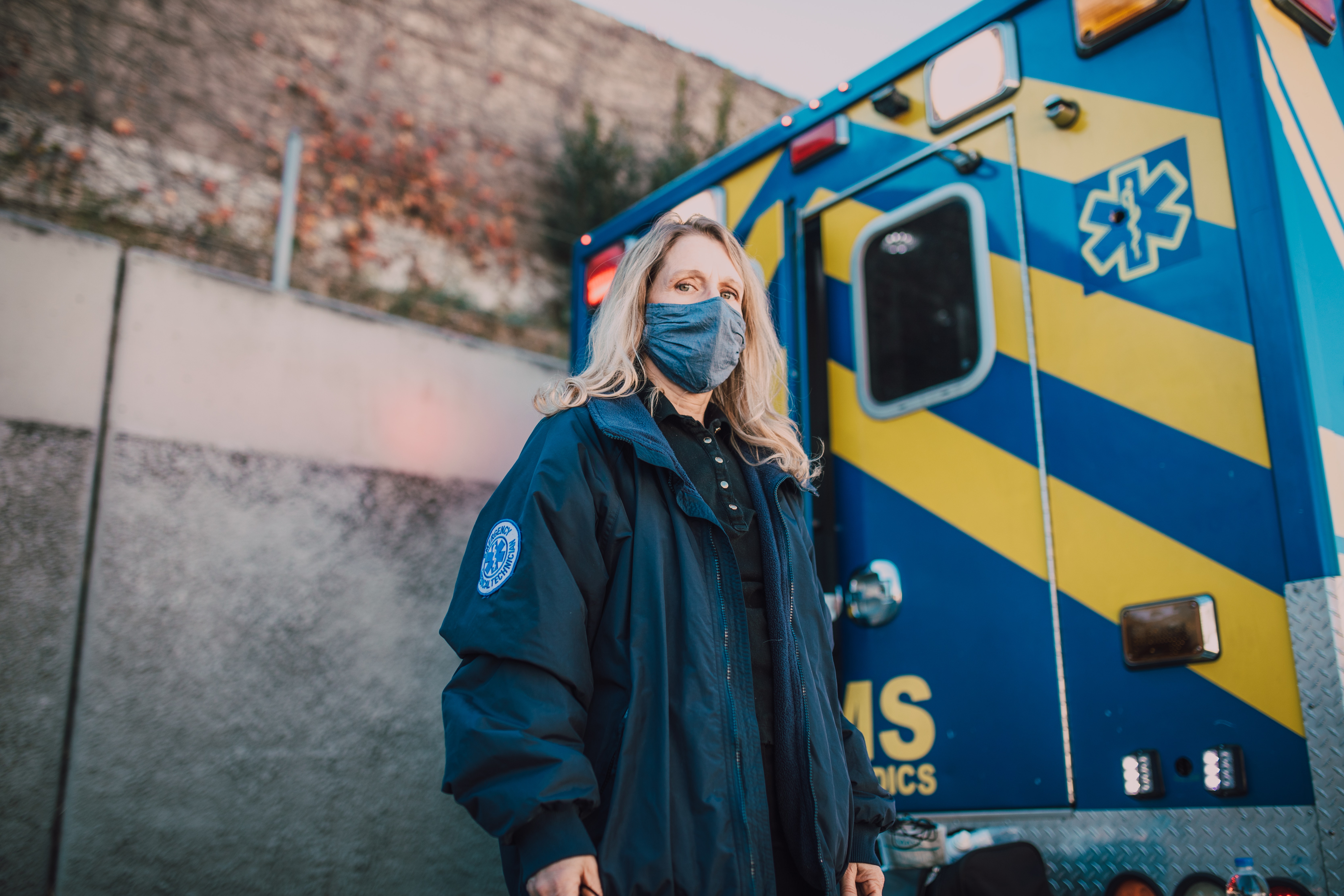 Socorrista atrás de uma ambulância