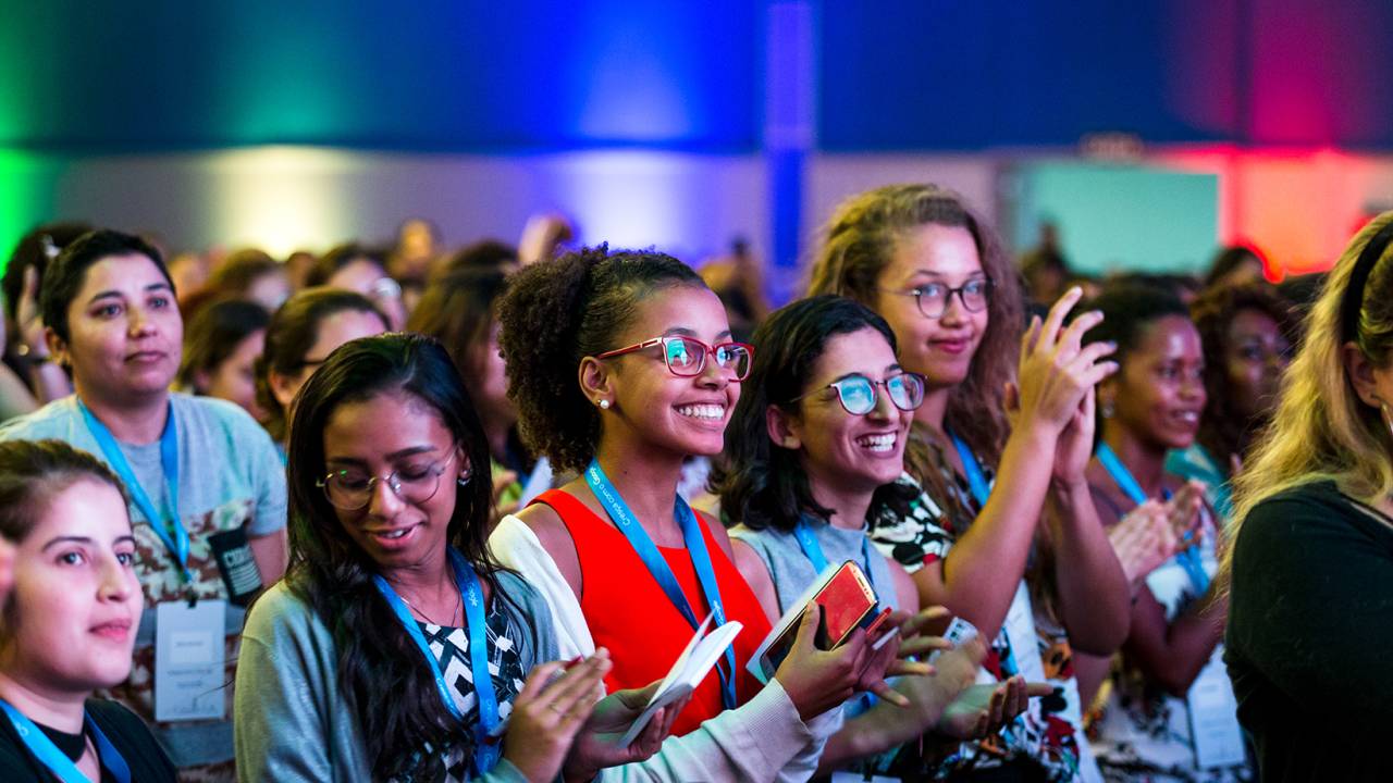 Foto de mulheres diversas participando de treinamento do Google