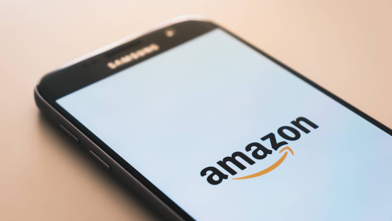 Imagem de celular com símbolo da Amazon.