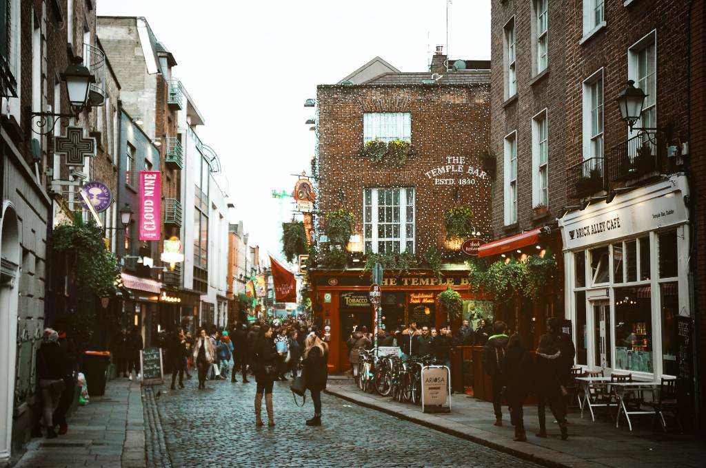 Rua de pubs Temple Bar, em Dublin, na Irlanda
