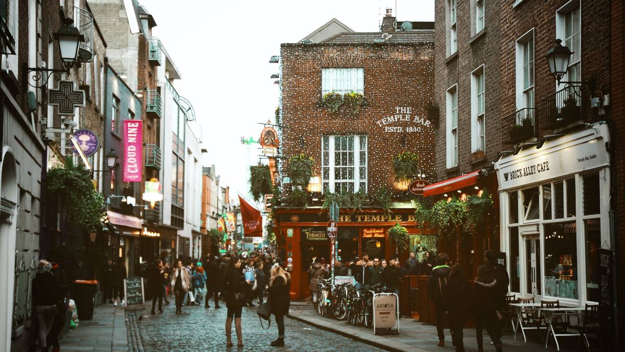 Rua de pubs Temple Bar, em Dublin, na Irlanda