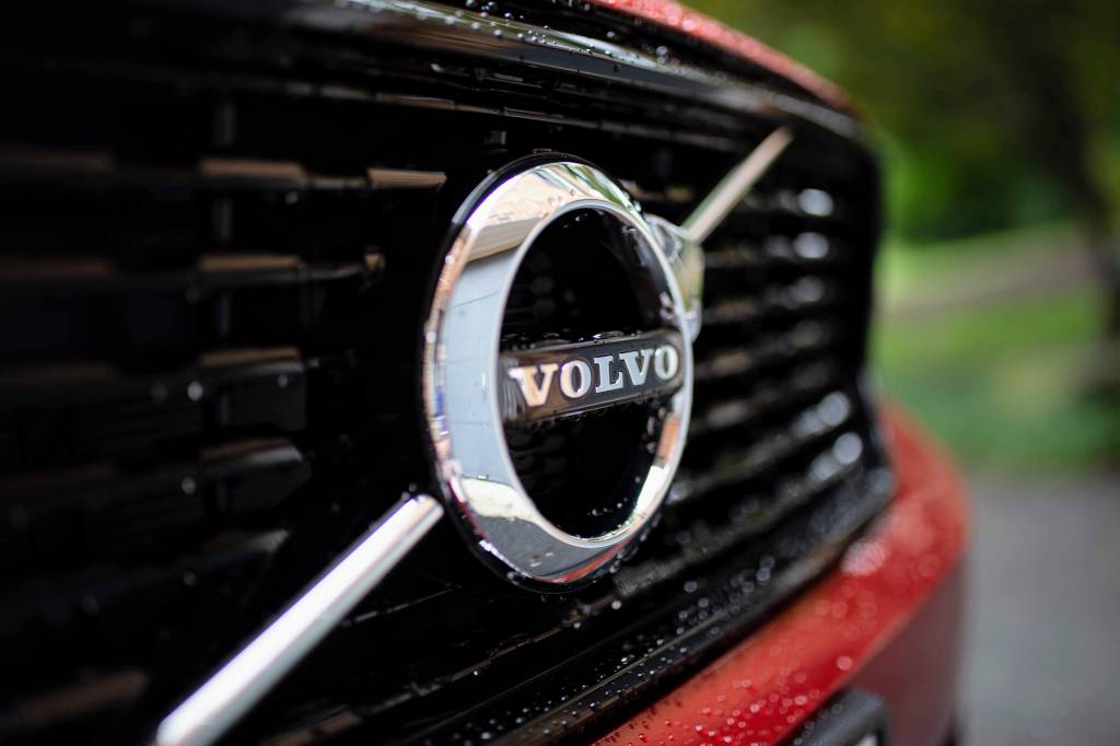 Carro vermelho da marca Volvo
