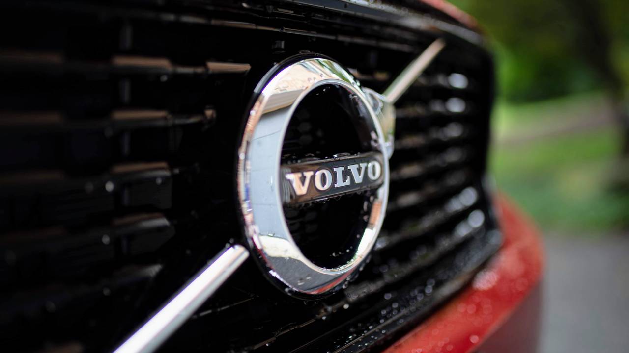 Carro vermelho da marca Volvo