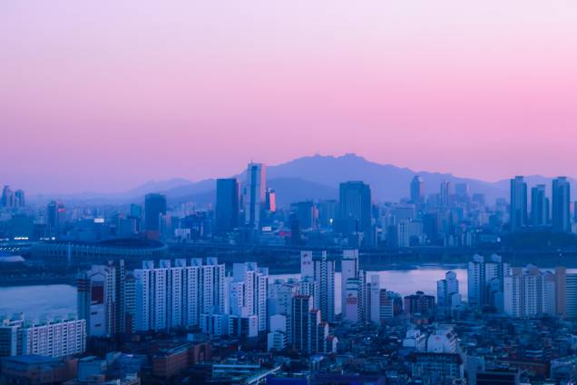 Desenhada como a primeira cidade inteligente do mundo, Songdo fica a 15 minutos do aeroporto internacional Incheon na Coreia do Sul. A pequena cidade tem todas as comodidades que se encontram em uma grande capital, mas com pilares sustentáveis.