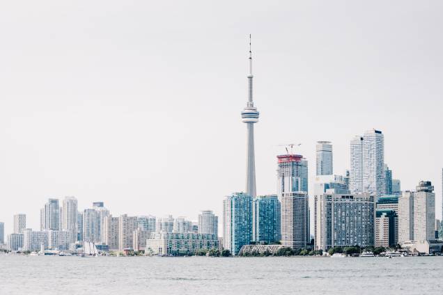 Tendo um cenário multicultural, Toronto se destaca por sua diversidade. A força de trabalho da cidade é uma das que possuem o maior grau de instrução no mundo e é composta por muitos imigrantes.
