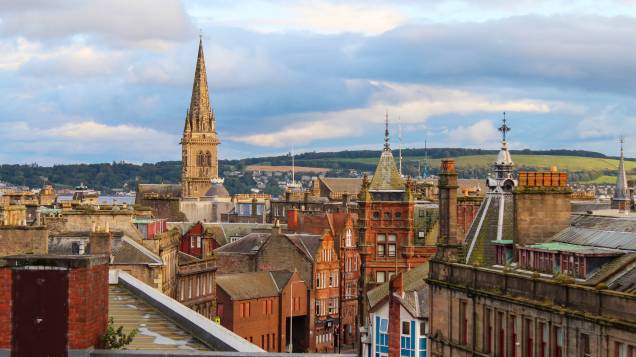 Dundee, cidade costeira localizada na Escócia, tem um compromisso com a arte e com o design traduzido por seu investimento na restauração de sua encosta, com um orçamento de 1 bilhão de libras. Com a presença do museu V&A museum, é a única cidade do Reino Unido com o título de UNESCO City of Design.