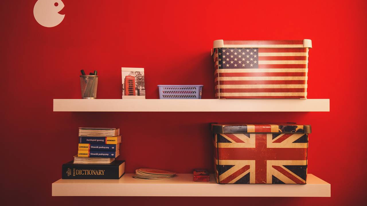Imagem mostra caixas com as bandeiras da Inglaterra e Estados Unidos