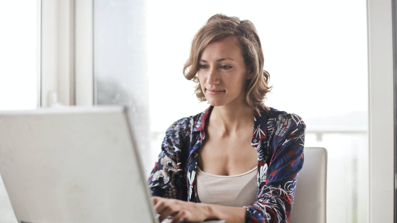 Uma mulher aparece usando o computador.