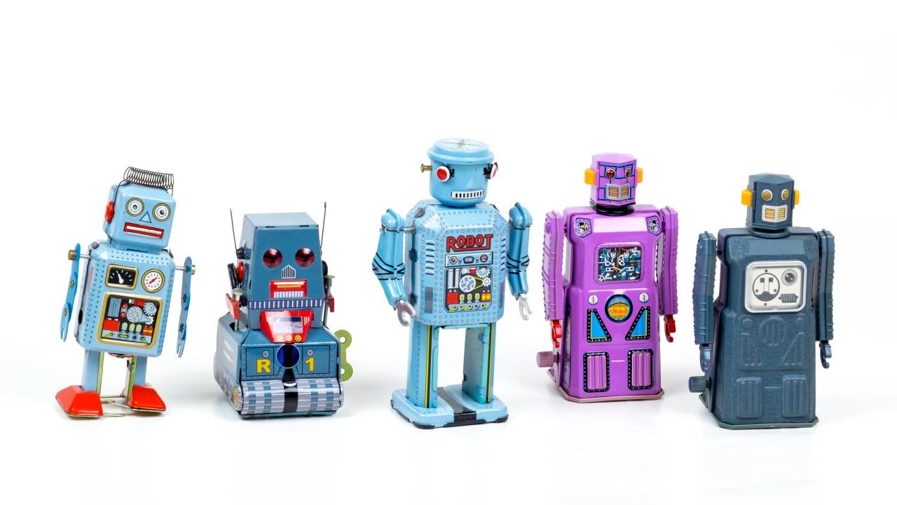Imagem mostra cinco robôs coloridos de brinquedo
