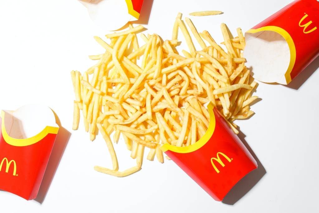 Imagem mostra embalagens de batatas fritas do McDonald's