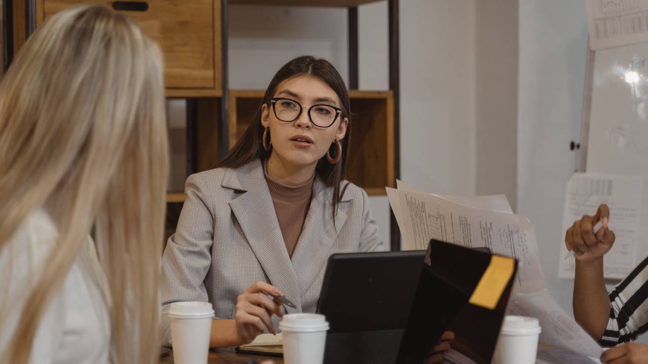 Duas mulheres estão em uma mesa de trabalho