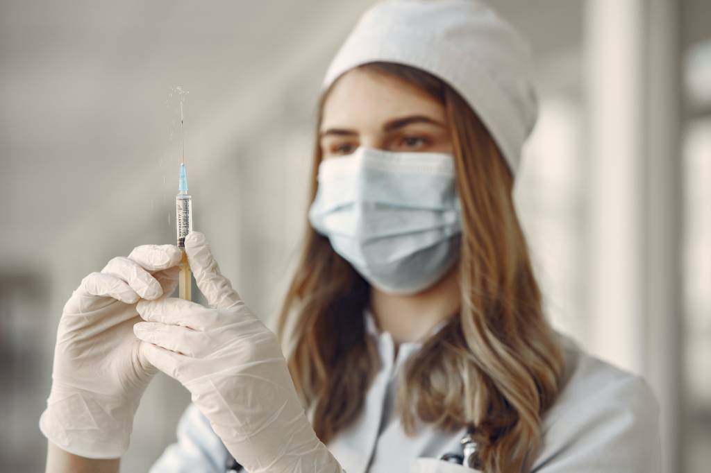 Enfermeira prepara a aplicação de uma dose da vacina da Covid-19