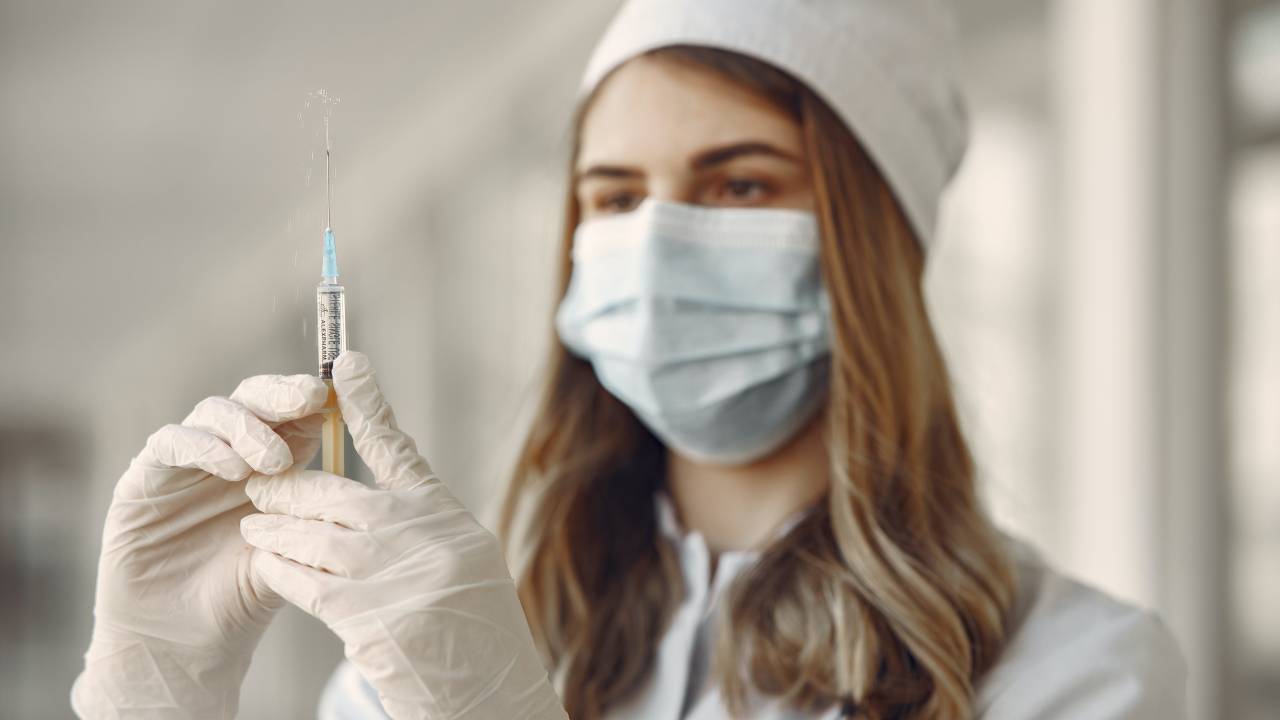 Enfermeira prepara a aplicação de uma dose da vacina da Covid-19