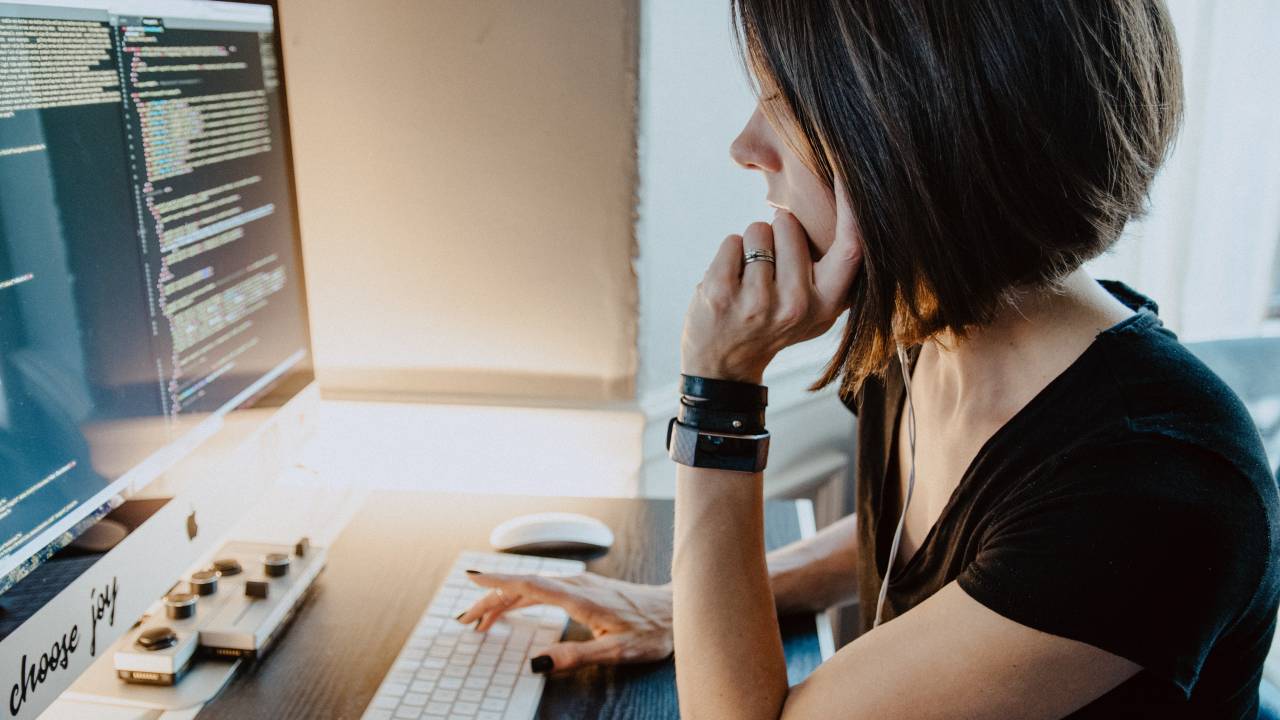 Mulher de cabelo chanel trabalha ao computador com tecnologia da informação