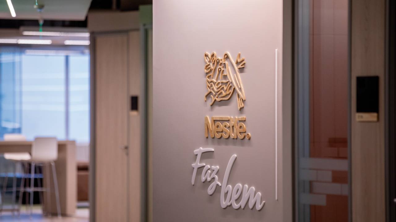 Foto de um dos escritórios da Nestlé com o logo da marca estampado na parede