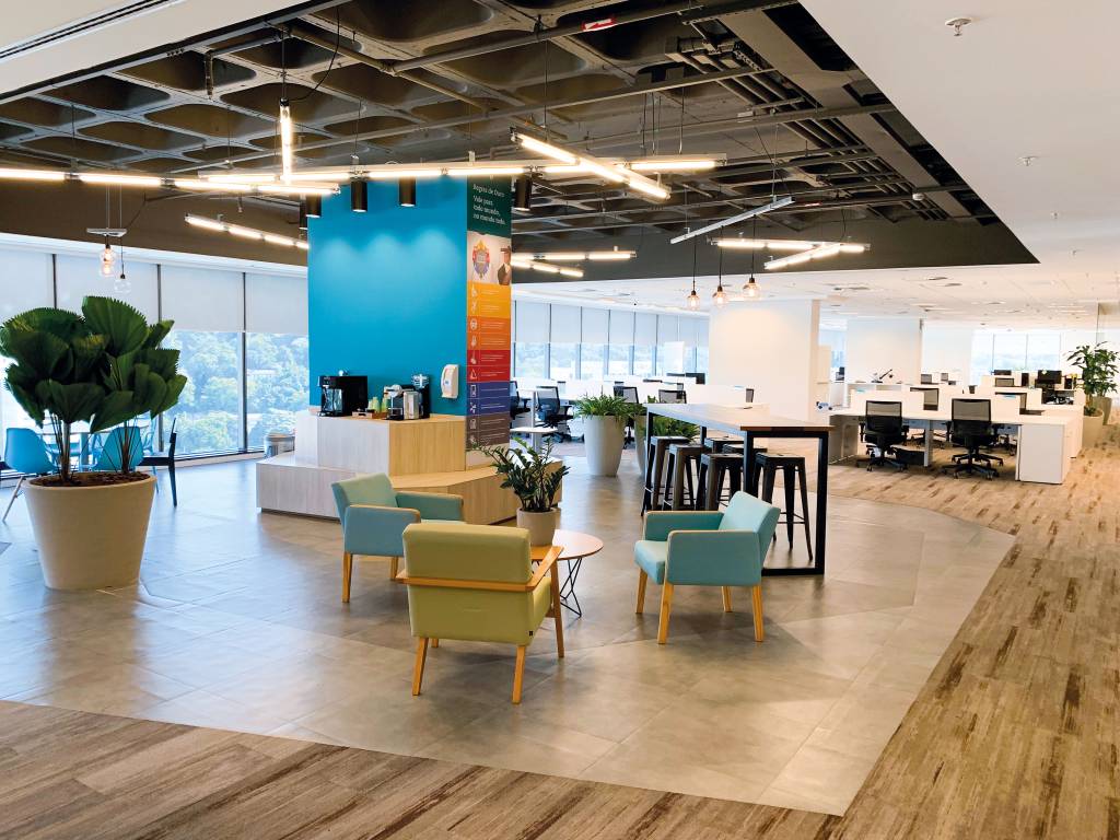 Modelo híbrido coloca escritórios em xeque, e empresas remodelam espaços