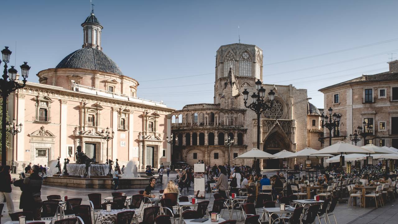 Local histórico em Valência, cidade na Espanha, com de turistas e cafés