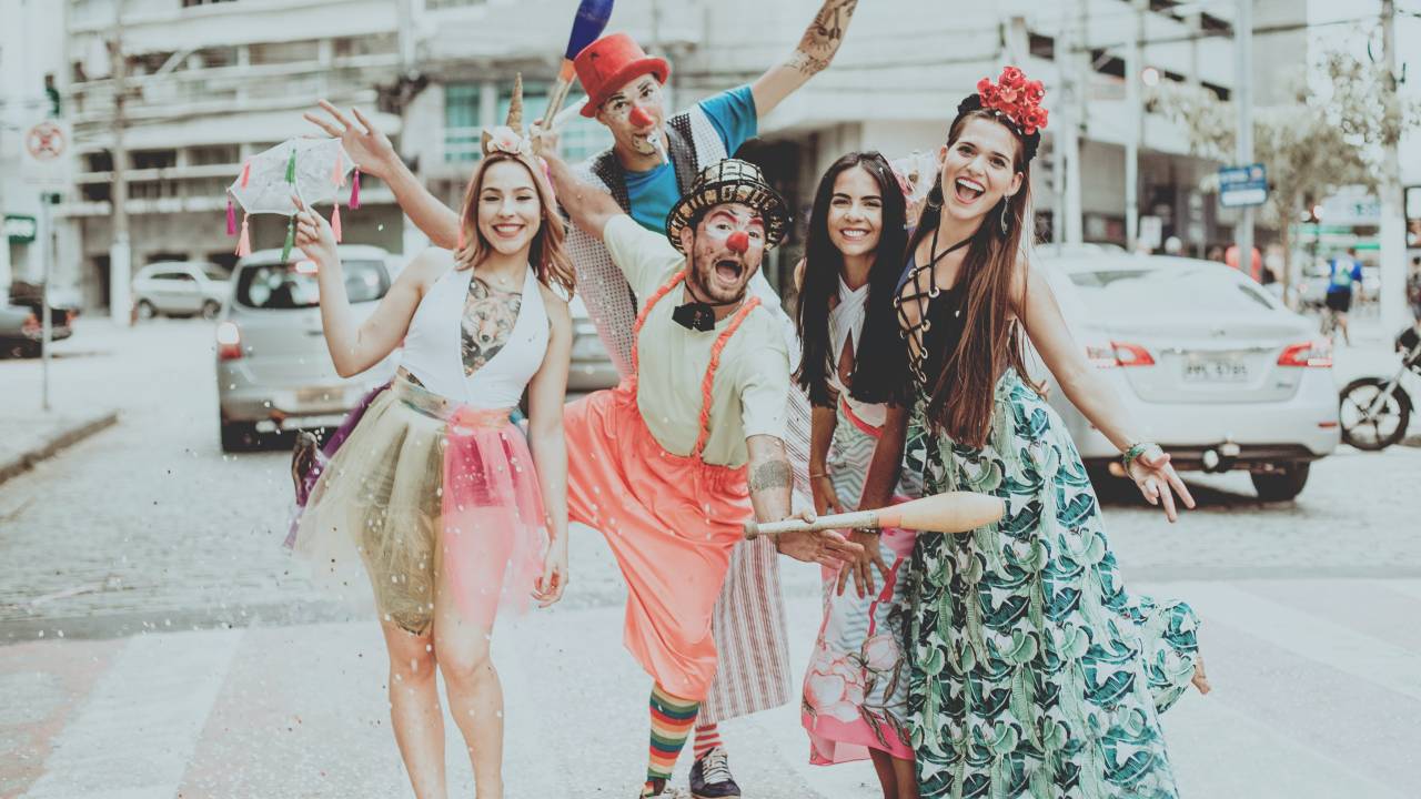 A imegem mostra um grupo de amigos fantasiados para o Carnaval de rua