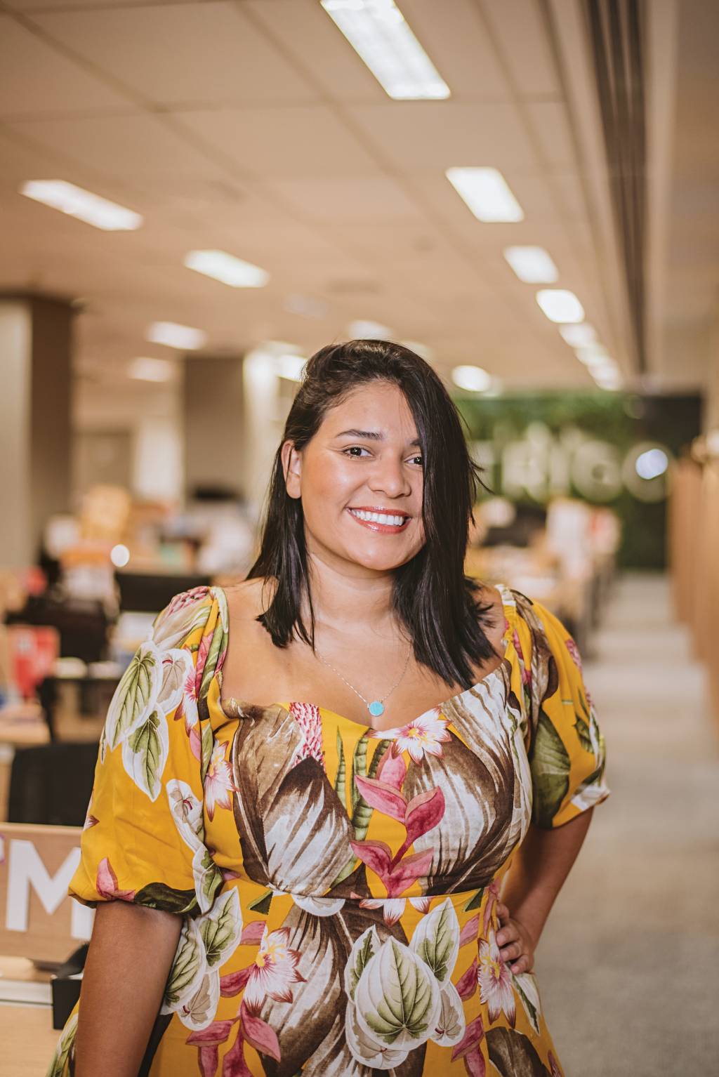 Maiana veste um vestido amarelo florido 