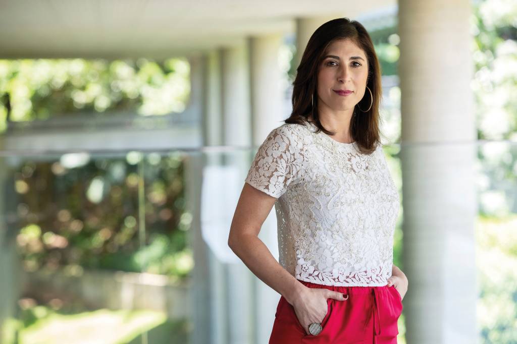 Mariana Talarico posa de camisa branca e calça vermelha