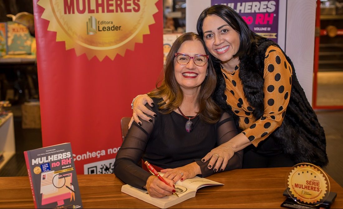 Lilia Vieira e Andreia Roma abraçadas em evento de lançamento do livro Mulheres no RH, volume 3.