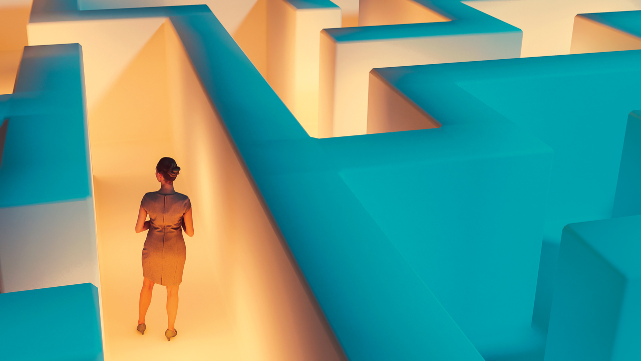ilustração mostra mulher de costas, usando vestido formal, sapato de salto alto e coque. ela está no corredor de um labirinto, azul e laranja.