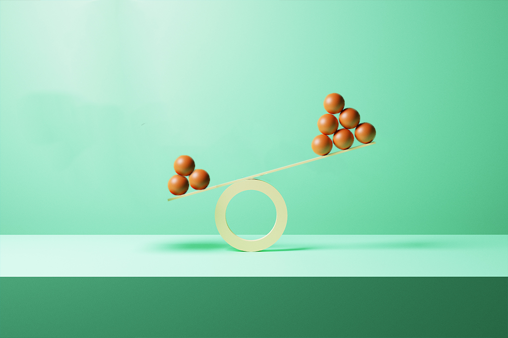Balança com três esferas ao lado esquerdo, as quais pesam mais do que as seis outras esferas idênticas ao lado direito.