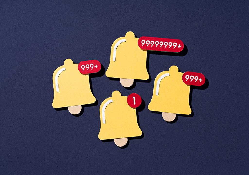 Ilustrações de quatro ícones de notificação eletrônica com balões indicando valores numéricos em cima de cada um.