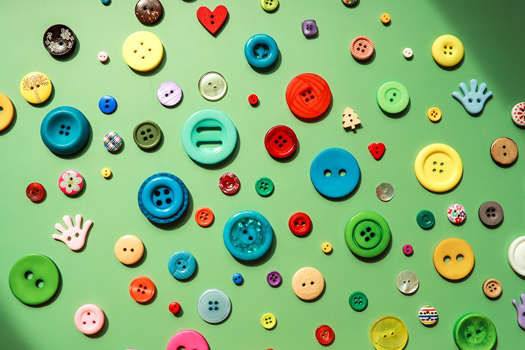 Vários botões de tamanhos, cores e formas distintas.