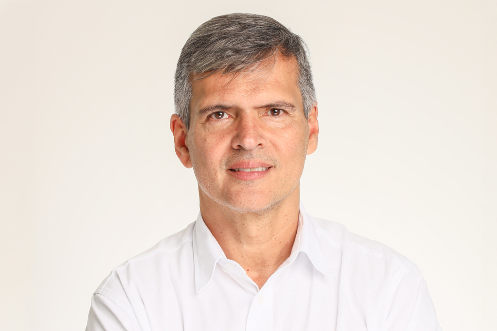 VCRH_95_IA_no_RH_2 Foto de homem de cabelos grisalhos usando uma camisa branca.