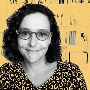Imagem, em fundo amarelo, de uma mulher sorrindo, vestindo roupa estampada e óculos.