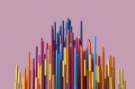 Imagem de composição abstrata 3D de cilindros multicoloridos.