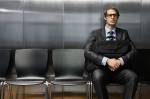Fotografia de um homem esperando uma entrevista de emprego.