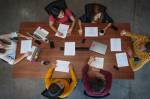 Pessoas trabalhando em uma mesa