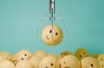 Fotografia de Maquina de pelúcia escolhendo um rosto sorridente positivo.