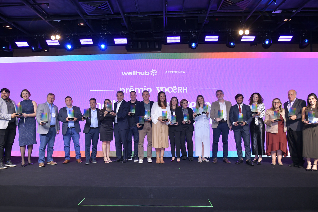 Vencedores da premiação em cima do palco.