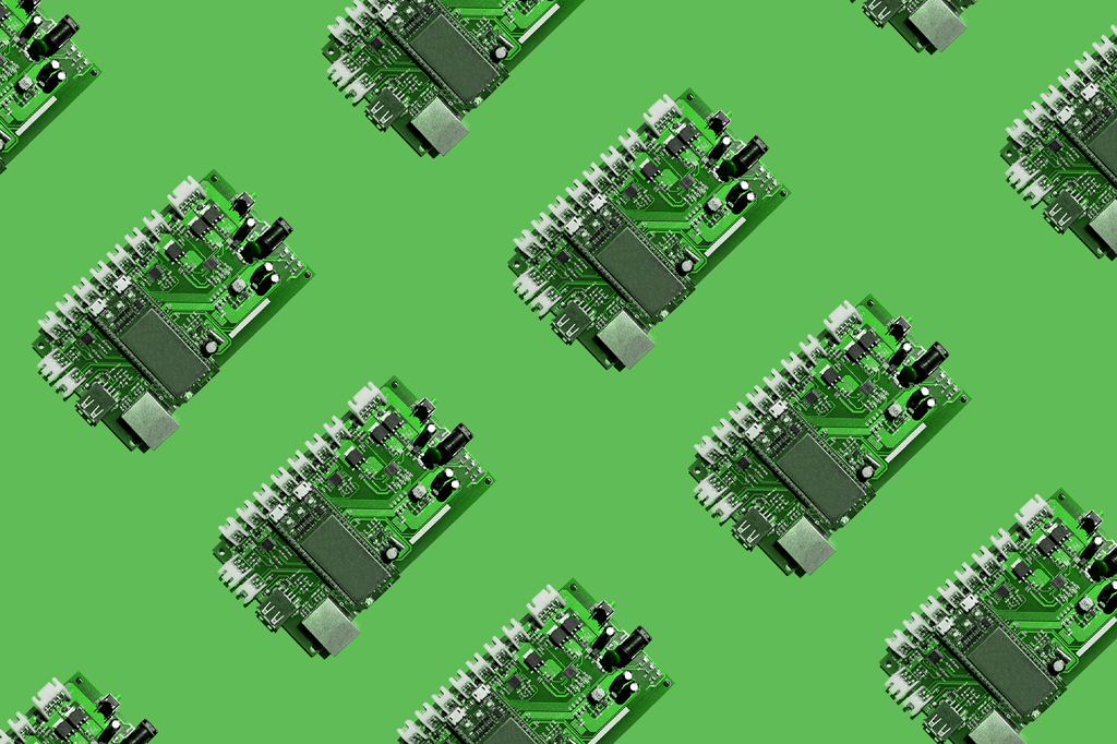 Imagem, em fundo verde, de placas eletrônicas de computador dispostas em sequência.